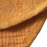 Detailansicht von Karotten-Lätzchen "Cathy the Carrot" von Oli&Carol