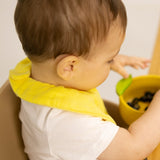 Kind von Seite mit Zitronen-Lätzchen "Lou the Lemon" von Oli&Carol