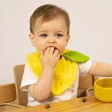 Kind mit Zitronen-Lätzchen "Lou the Lemon" von Oli&Carol