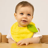 Kind an Tisch mit Zitronen-Lätzchen "Lou the Lemon" von Oli&Carol