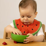 Kind am Essen mit Lätzchen "Wally the Watermelon" von Oli&Carol