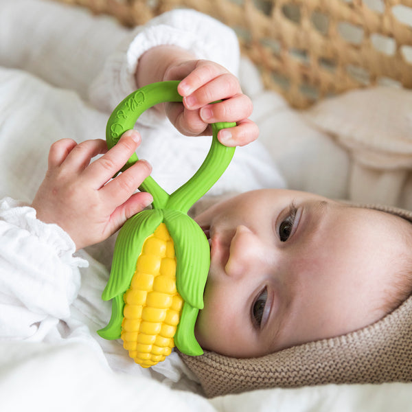 Baby kaut an Oli & Carol Maiskolben Beißring und Rassel