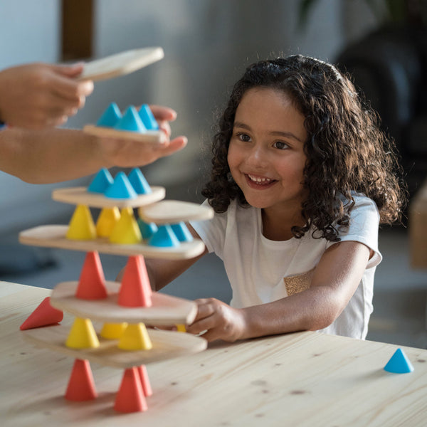 Kind spielt mit PIKS Balancierspiel von Oppi