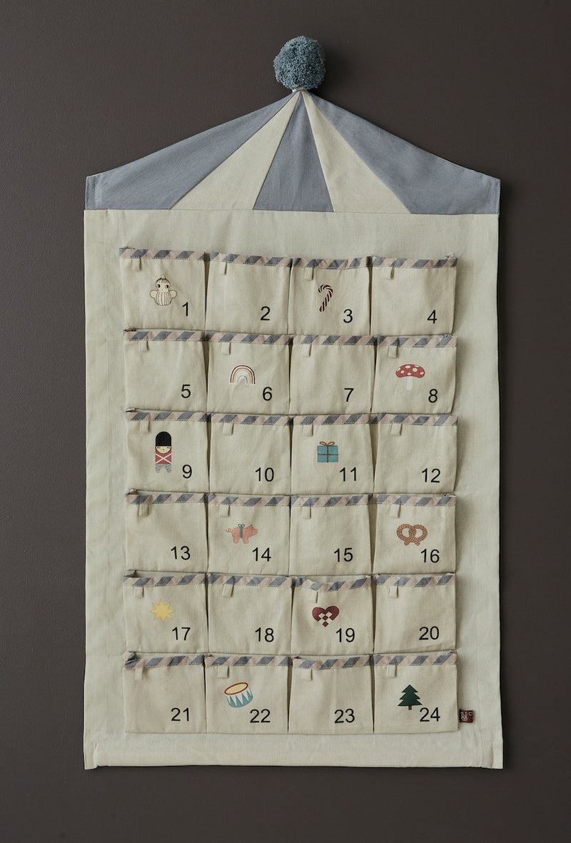 Zirkus Adventskalender von OYOY in beige-blau vor grauem Hintergrund
