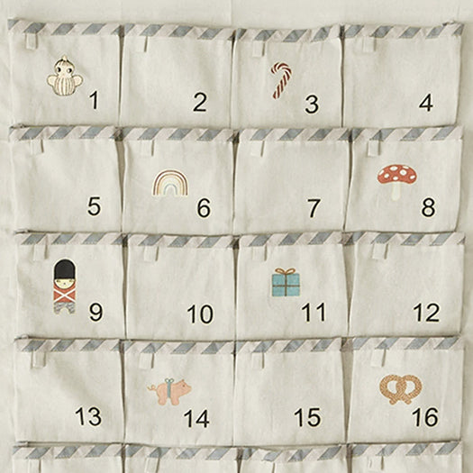 Nahaufnahme von Zirkus Adventskalender von OYOY in beige-blau