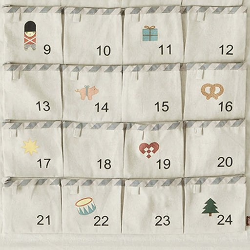 Nahaufnahme von Zirkus Adventskalender von OYOY in beige-blau