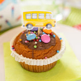 Muffin mit Bus-Kuchenstecker zur Einschulung von Papierdrachen