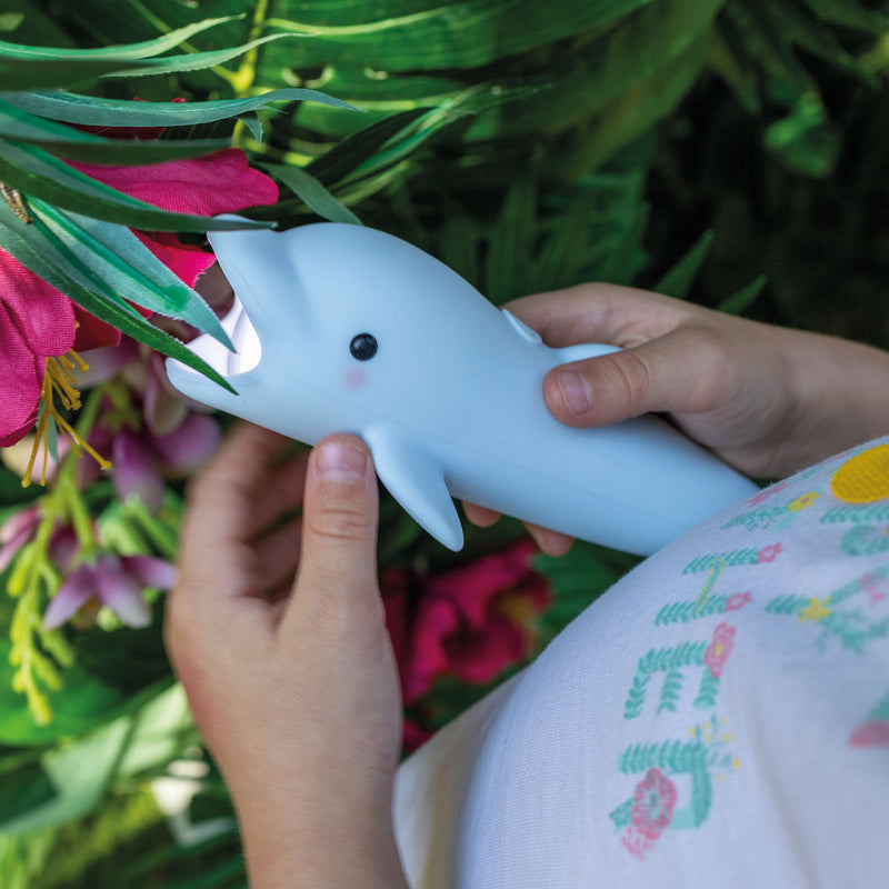 Delfin Kindertaschenlampe von Rabbit & Friends vor Pflanze gehalten