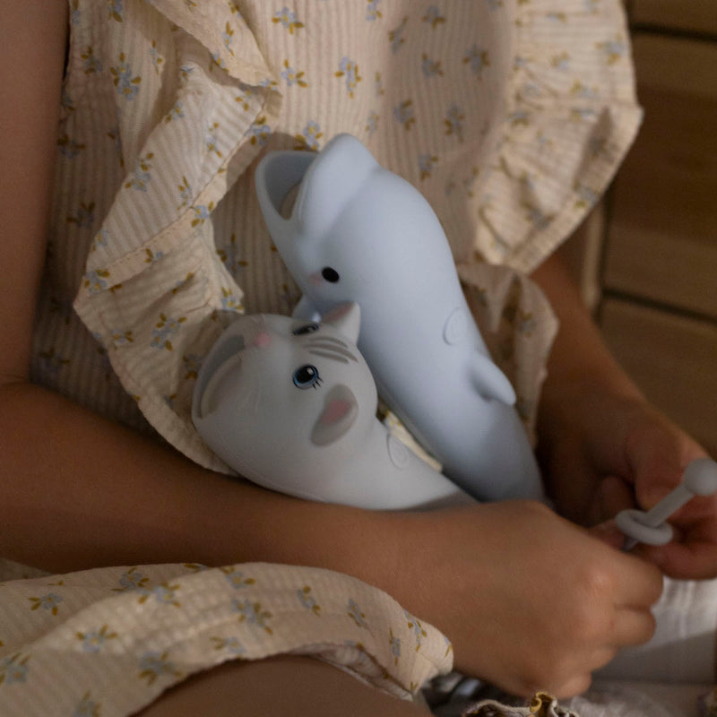 Kind mit Delfin- und Katzentaschenlampe von Rabbit & Friends