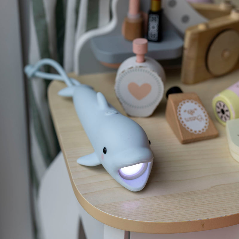 Delfin Kindertaschenlampe von Rabbit & Friends auf Nachttisch