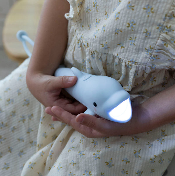 Kind hält Delfin Kindertaschenlampe von Rabbit & Friends
