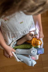 Mädchen mit Kindertaschenlampen von Rabbit & Friends