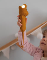Kind leuchtet nach oben mit Löwen-Taschenlampe von Rabbit & Friends