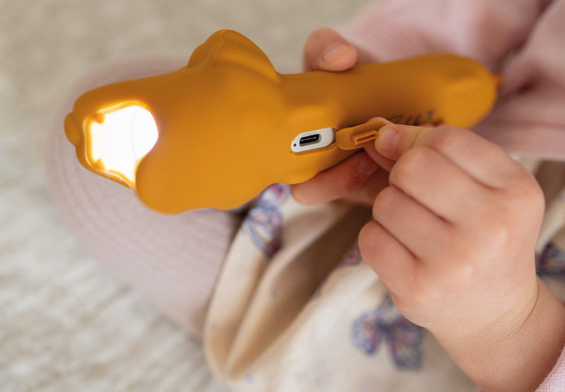 USB-C Anschluss von Löwen-Taschenlampe von Rabbit & Friends