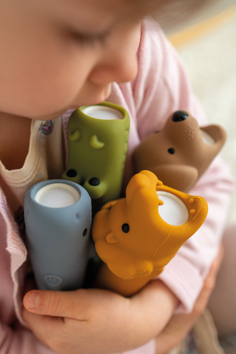 Kindertaschenlampen von Rabbit & Friends von Kind im Arm gehalten