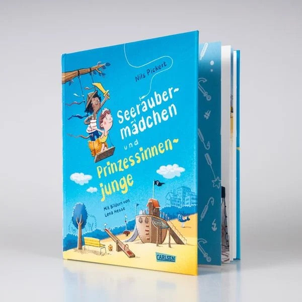 Seeräubermädchen und Prinzessinnenjunge von Nils Pickert und mit Bildern von Lena Hesse_Carlsen Verlag_Buch aufgestellt