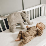 Baby in Bett mit Kuscheltier & Wärmekissen großer Elefant von Senger Naturwelt