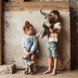 Kinder mit Kuscheltier-Elefanten von Senger Naturwelt