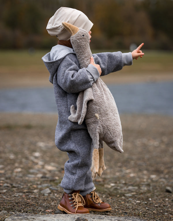 Kind draußen mit Baby mit großer Kuscheltier-Gans von Senger Naturwelt