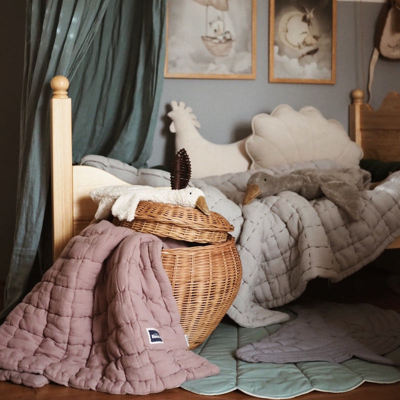 Kuscheltier-Gänse von Senger Naturwelt auf Bett liegend