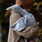 Kind mit großer grauer Senger-Gans