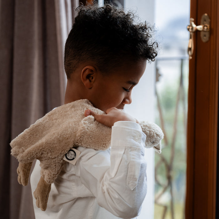 Junge trägt kleine Gans von Senger Naturwelt im Farbton Leinen auf der Schulter