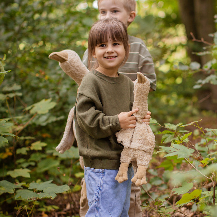 Kinder mit Gänsen von Senger Naturwelt im Farbton Leinen im Wald
