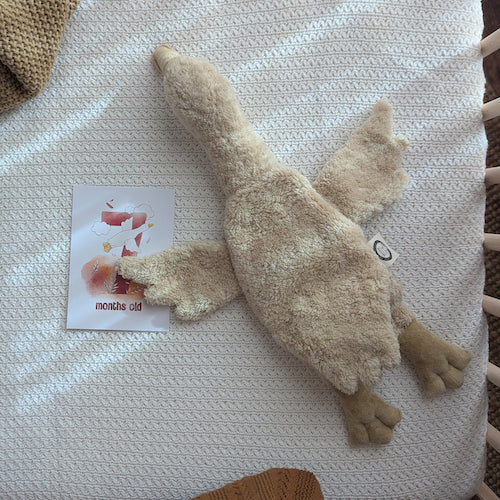 Kleine Gans von Senger Naturwelt im Farbton Leinen in Babybett liegend