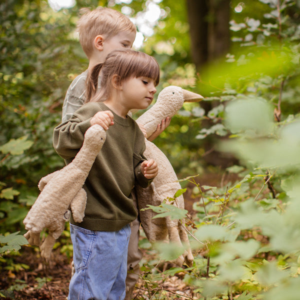 Kinder mit Gänsen von Senger Naturwelt im Farbton Leinen im Wald