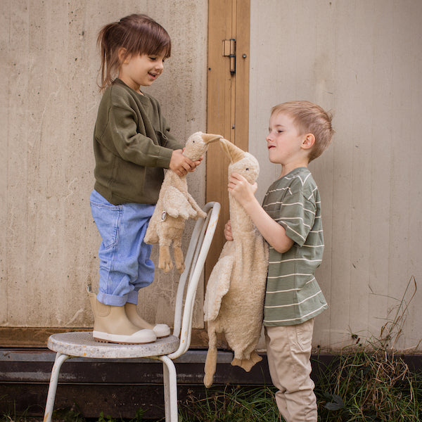Kinder mit kleiner und großer Gans von Senger Naturwelt im Farbton Leinen