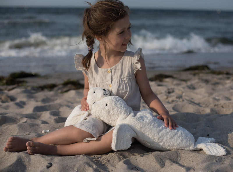 Kind am Strand mit Kuscheltier und Wärmekissen kleine und große weiße Robbe von Senger Naturwelt