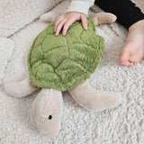 Kuscheltier Schildkröte tannengrün von Senger Naturwelt auf Teppich