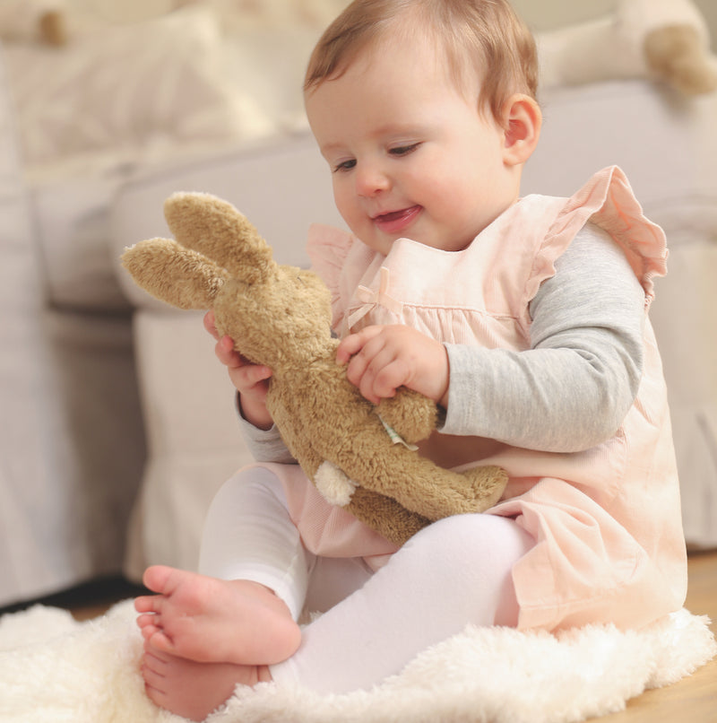 Kleinkind mit Kuscheltier Baby Hase von Senger Naturwelt