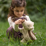 Kind mit dem Senger Naturwelt Frischling beim Spielen