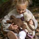 Kind kuschelt mit Senger Naturwelt Frischling und Wildschwein im Wald