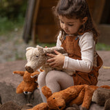 Kind beim Spielen mit dem Senger Naturwelt Frischling und weiteren Waldtieren
