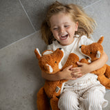 Kind kuschelt mit dem großen und kleinen Fuchs von Senger Naturwelt