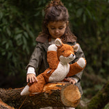 Kind spielt mit dem großen Senger Naturwelt Fuchs im Wald