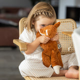 Kind beim Kuscheln mit dem kleinen Fuchs von Senger Naturwelt