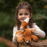 Kind mit dem kleinen Senger Naturwelt Fuchs beim Spielen im Wald