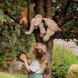 Kind mit Großem Elefant Leinen von Senger Naturwelt im Garten