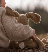 Kind mit Schlenker Kuscheltier Großer Hase in Beige von Senger Naturwelt