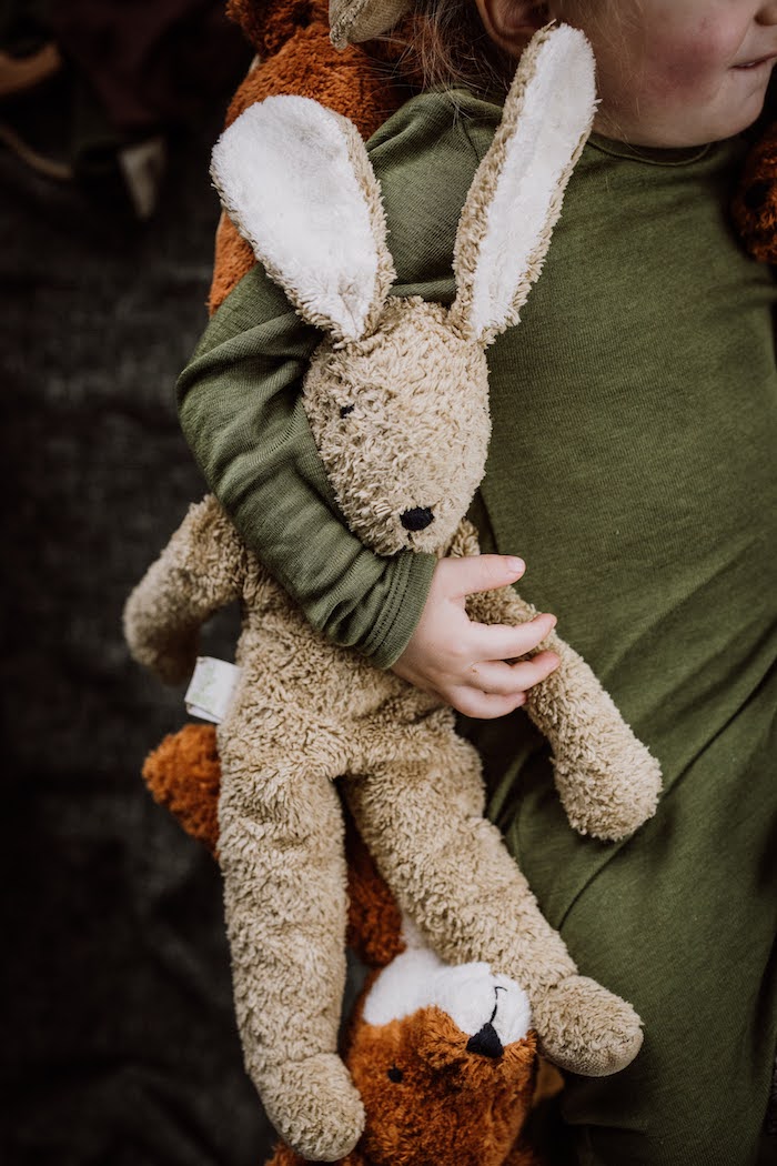 Mädchen hält Schlenker Kuscheltier Großer Hase in Beige von Senger Naturwelt