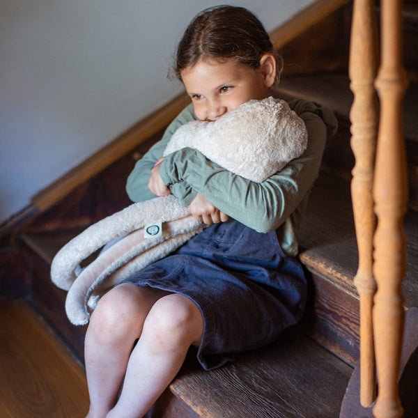 Mädchen sitzt auf Treppe mit Großem Oktopus von Senger Naturwelt