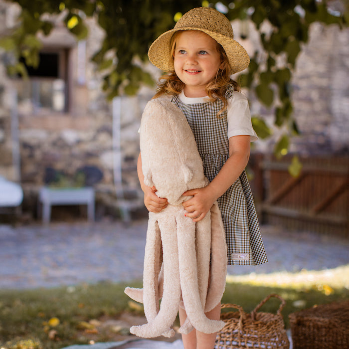 Kind steht draußen mit großem Oktopus von Senger Naturwelt