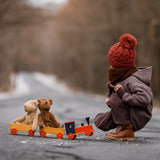 Kind spielt draußen mit Schlenker Kuscheltier Bären von Senger Naturwelt