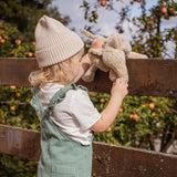 Kind mit Kleinem Elefant von Senger Naturwelt im Leinen-Farbton