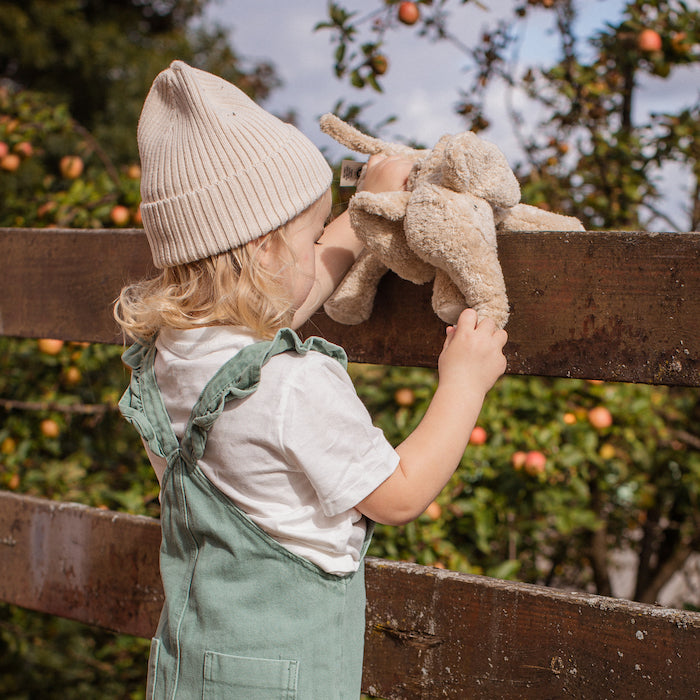 Kind mit Kleinem Elefant von Senger Naturwelt im Leinen-Farbton
