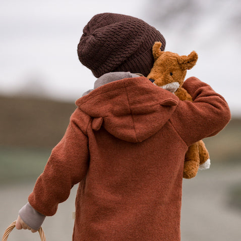 Kind mit Schlenker Kuscheltier Fuchs von Senger Naturwelt auf Schulter