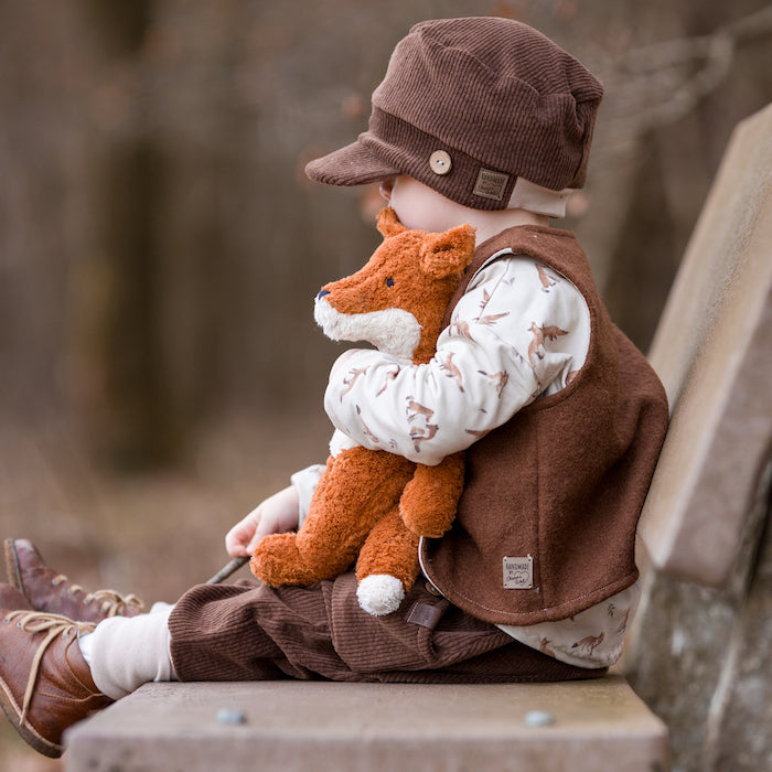 Kind mit Schlenker Kuscheltier Fuchs von Senger Naturwelt